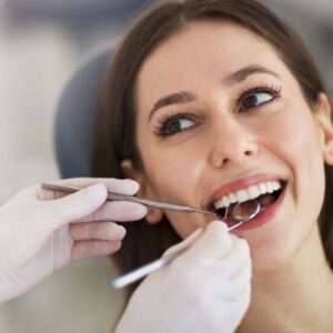 What are the symptoms of a root canal infection?